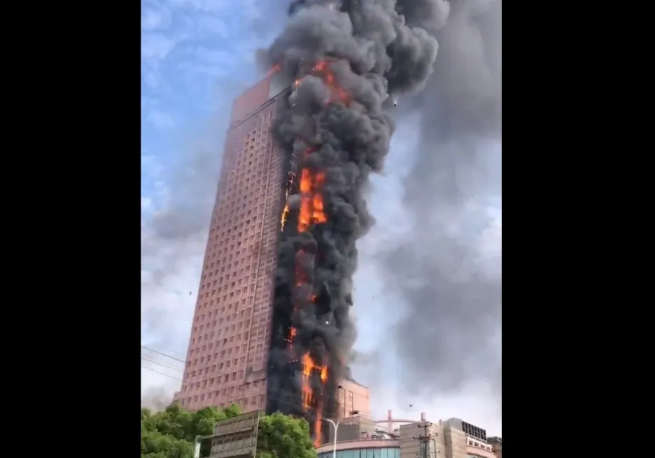 

V čínském městě Čchang-ša hořel mrakodrap, zprávy o obětech či raněných zatím nejsou

