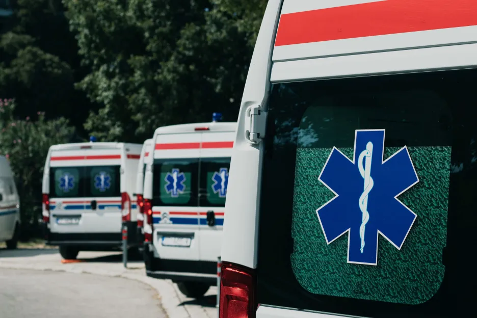 

V pražské nemocnici Bulovka spadl výtah se třinácti lidmi. Jedna žena si zlomila nohu


