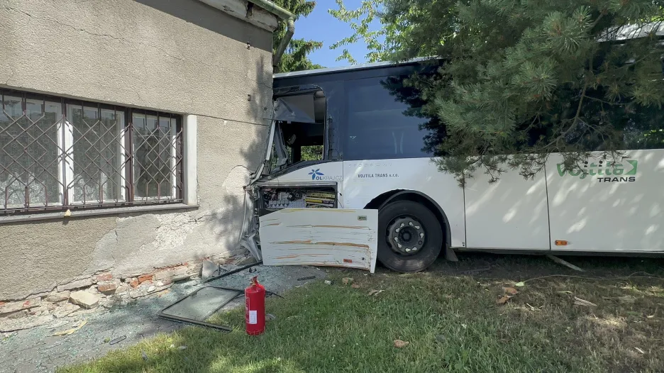 

Na Olomoucku narazil autobus do rodinného domu, při nehodě se zranilo pět lidí

