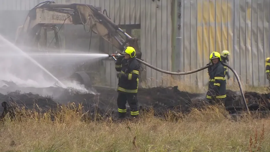 

Desítky hasičů stále likvidují požár skládky pneumatik u Borovan

