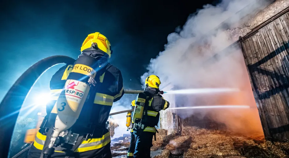 

Likvidace požáru haly u Nového Bydžova pokračuje, část objektu se začala bortit

