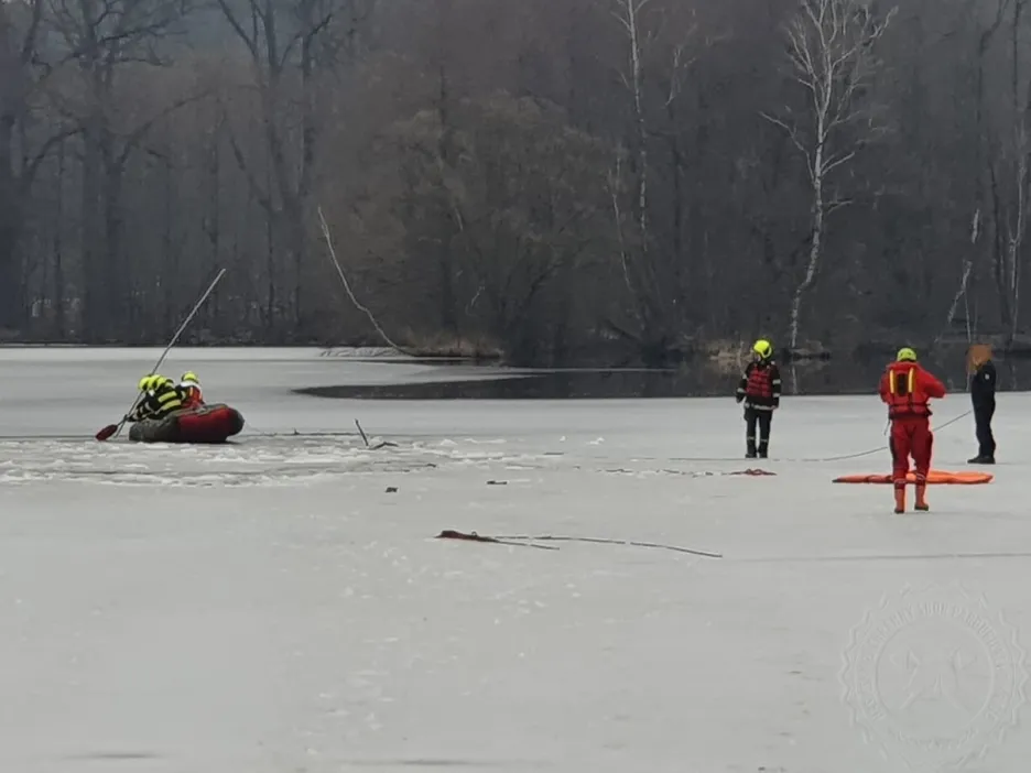 

V Žamberku děti propadly ledem, po zásahu hasičů jsou v nemocnici

