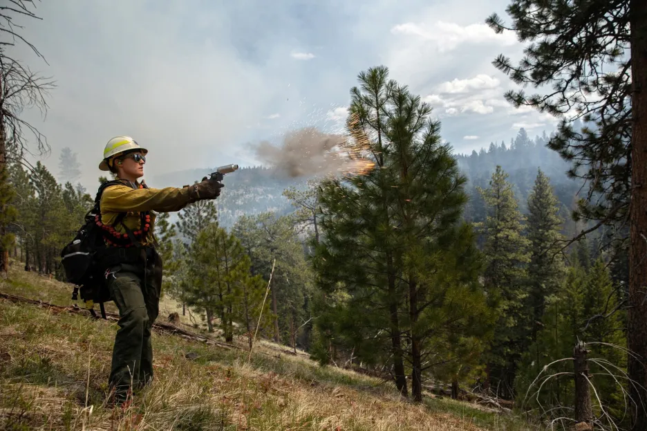 

Hasiči v Oregonu zakládají záměrně požáry, chrání tím národní park

