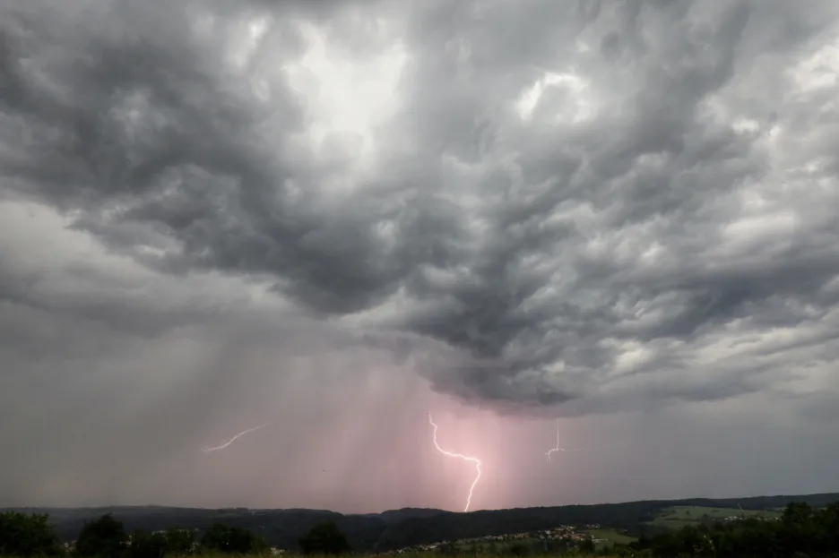 

Meteorologové varují před silnými bouřkami na jihozápadě Čech. Kvůli suchu hrozí na celém území požáry

