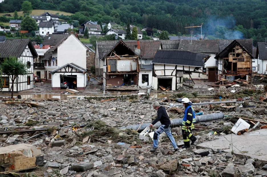 

Voda v Německu trhala silnice, bourala domy a odnášela auta

