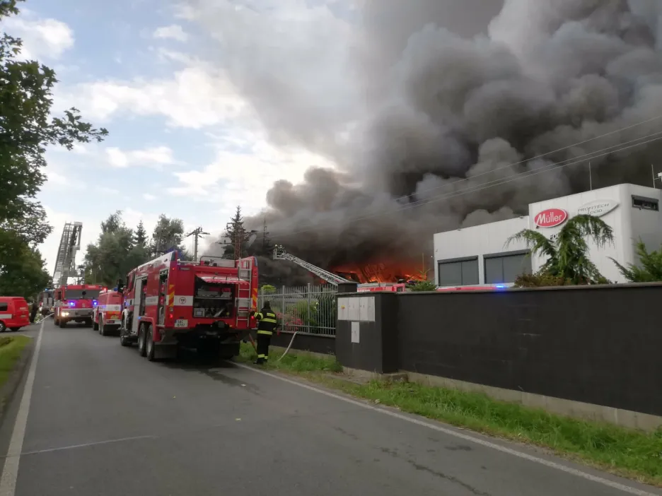 

Při požáru se sklad v pražské Uhříněvsi částečně zřítil

