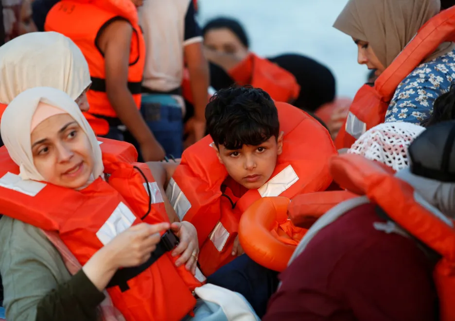 

Záchranáři vytahují z vod Středozemního moře více prchajících lidí

