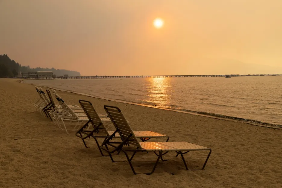 

Průzračně čisté jezero Tahoe znečistil popel. Kalifornie bojuje s dalším ničivým požárem

