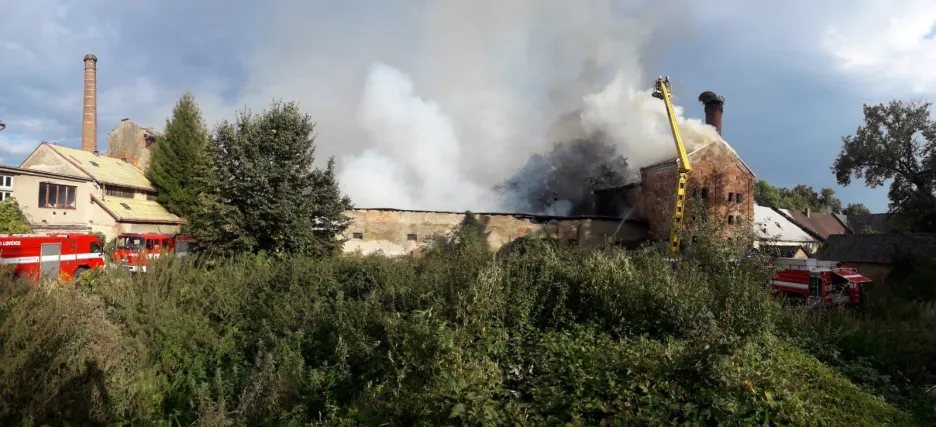 

Hasiči zasahovali u požáru opuštěných objektů v Chlumci nad Cidlinou

