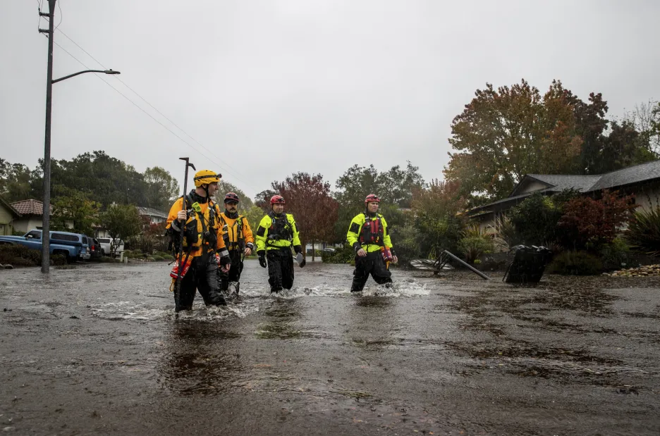 

Kalifornii zasáhly silné bouře, způsobily záplavy, sesuvy i výpadky proudu

