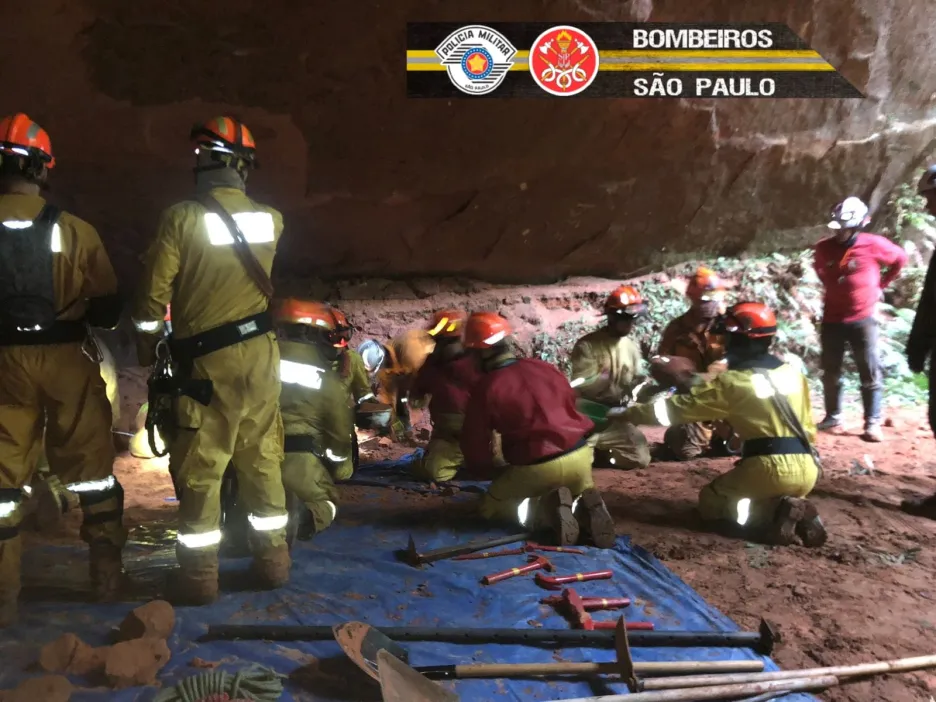 

Na hasiče v Brazílii se při cvičení zřítil kus jeskyně, devět z nich zemřelo

