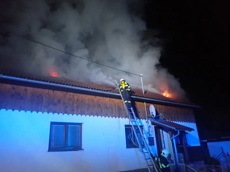 

Při likvidaci požáru domu na Zlínsku propadl hasič stropem, je v nemocnici

