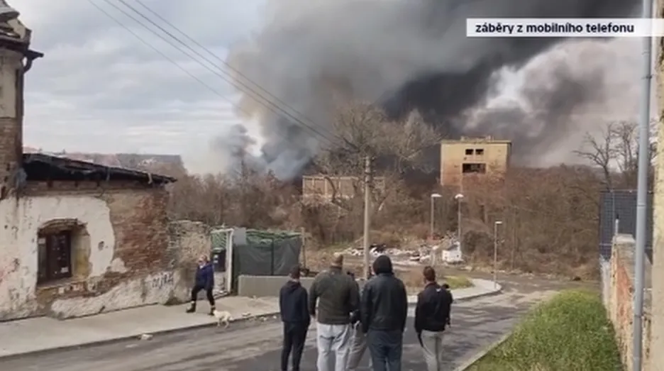 

V průmyslovém areálu v Kladně hořely pneumatiky. Někdo je úmyslně zapálil

