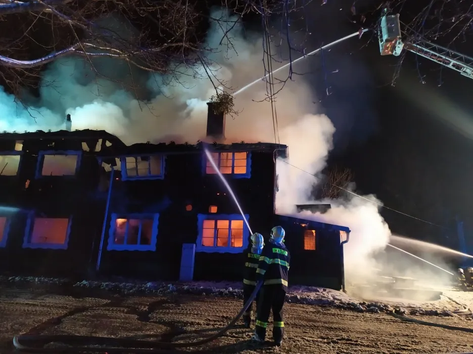 

Požár zničil chatu Na Tesáku v Hostýnských vrších, zasahuje 80 hasičů

