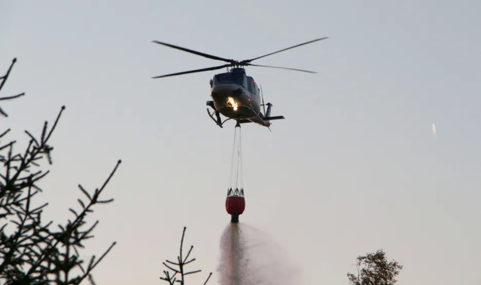 

V Českém Švýcarsku hoří les, hasiči musí použít vrtulník

