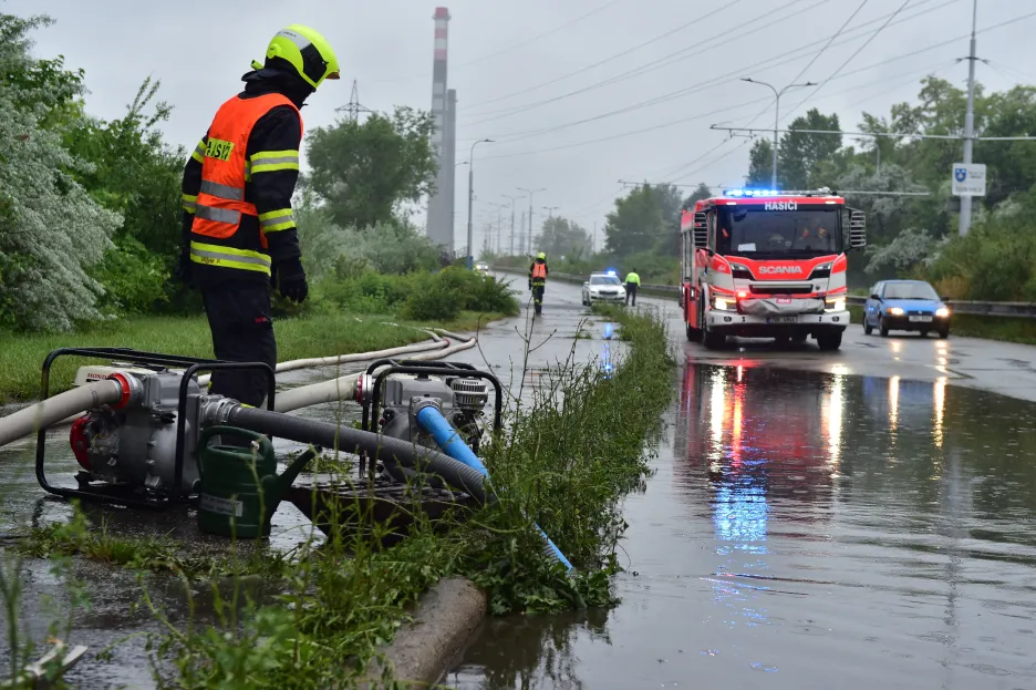 

Déšť opět komplikoval dopravu. V Brně hasiči odčerpávali hluboké laguny

