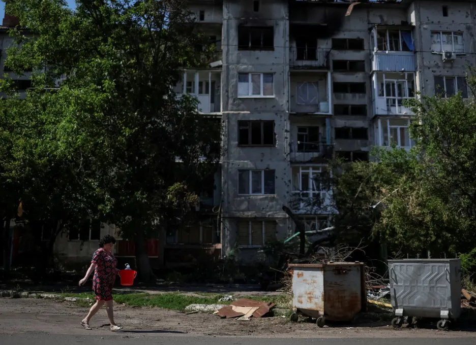 

Po ostřelování chemičky v Severodoněcku vypukl mohutný požár, tvrdí Kyjev. Skrývají se v ní stovky civilistů

