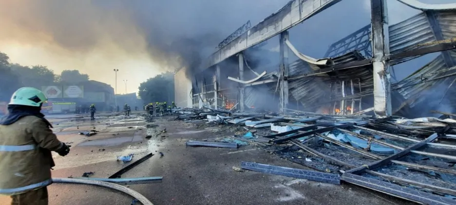 

Ruská střela zasáhla během špičky nákupní středisko v Kremenčuku

