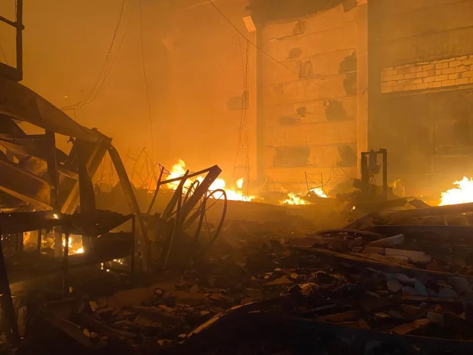 

V Zápech u Prahy hoří hala s autodíly, hasiči vyhlásili nejvyšší stupeň poplachu

