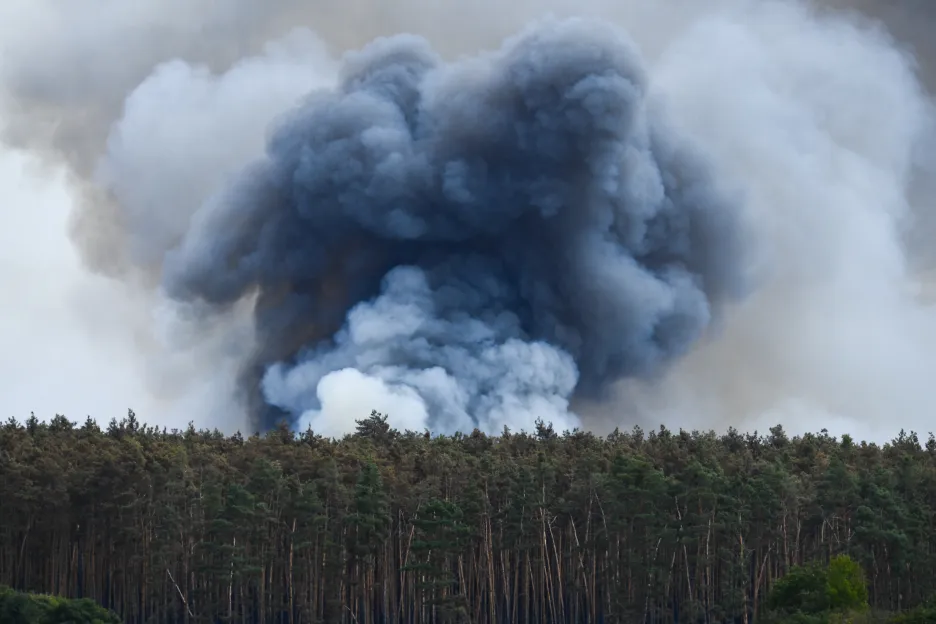 

Lesní požáry se rychle šíří i na východě Německa, v Itálii omezili fungování letiště

