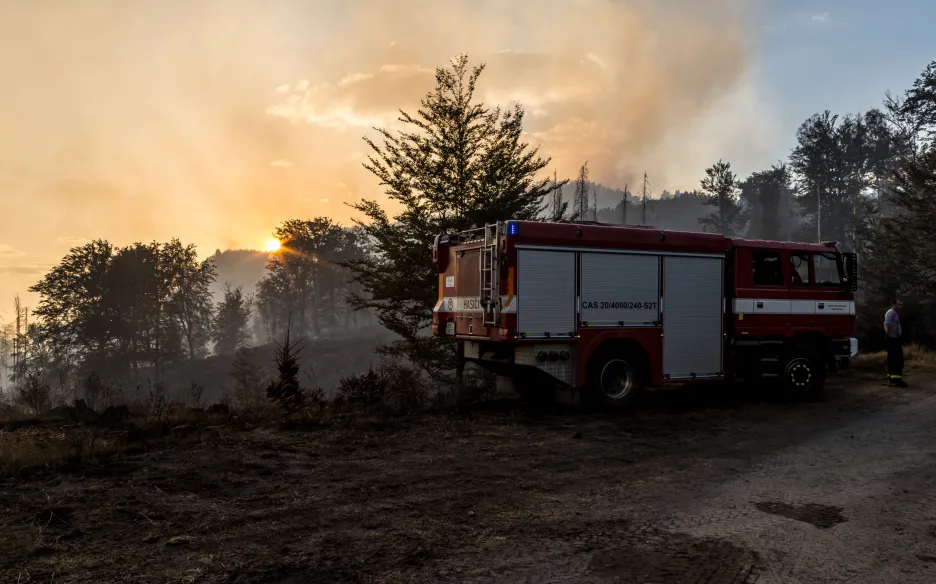 

Hasiči pátým dnem bojují s požárem v Českém Švýcarsku. Pomáhají jim italské letouny i zdravotnický Golem

