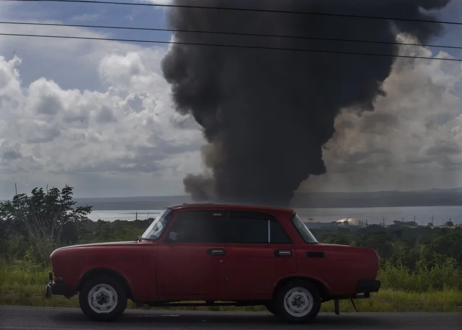 

Blesk zapálil zásobník ropy na Kubě, s likvidací ohně pomáhá Mexiko a Venezuela


