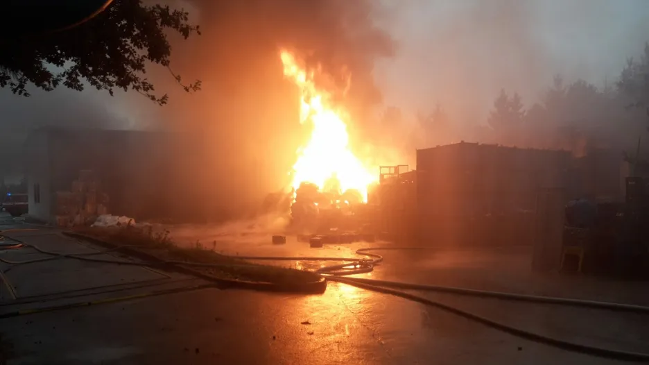 

Hasiči likvidují požár hal nedaleko Prahy. Vyhlásili zvláštní stupeň poplachu

