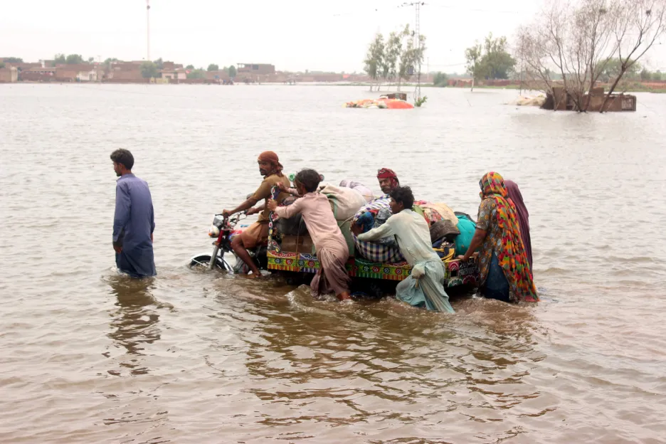

Mohutné záplavy v Pákistánu si od půlky června vyžádaly skoro tisícovku obětí

