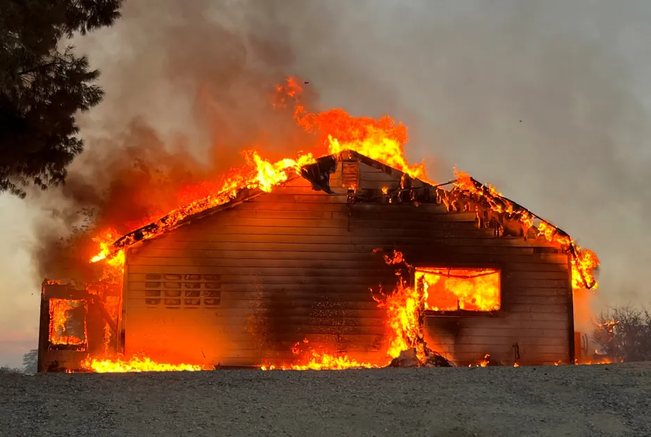 

Kalifornský požár zabil dva lidi a tisíce jich vyhnal z domovů

