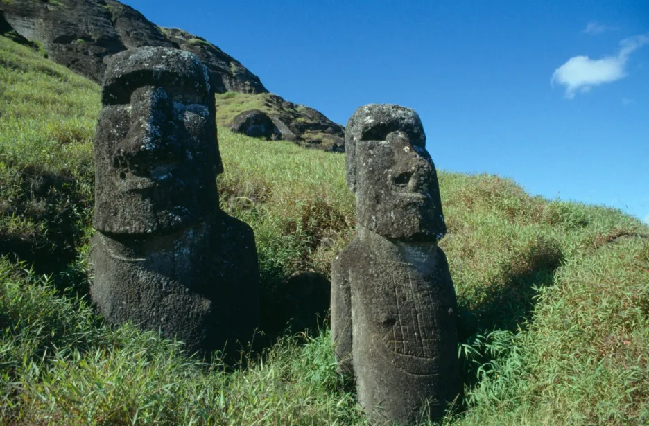 

Známé sochy na Velikonočním ostrově poničil požár. Podle správců způsobil nevratné škody

