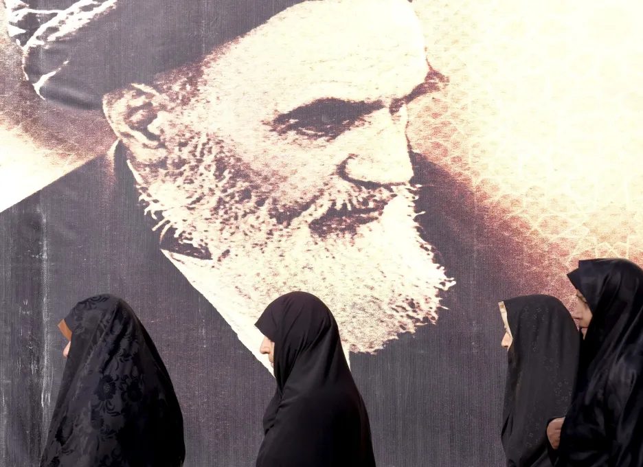 

Íránští demonstranti zapálili dům revolucionáře Chomejního


