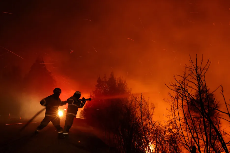 

S ničivým požárem v Chile už několik dní bojují hasiči i místní 

