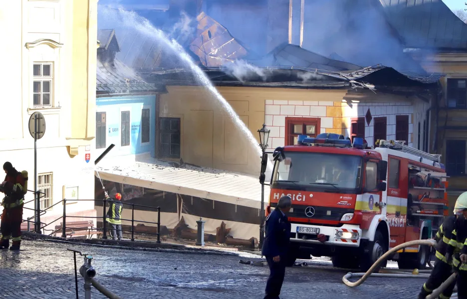 

V historickém centru Banské Štiavnice zachvátil požár několik domů

