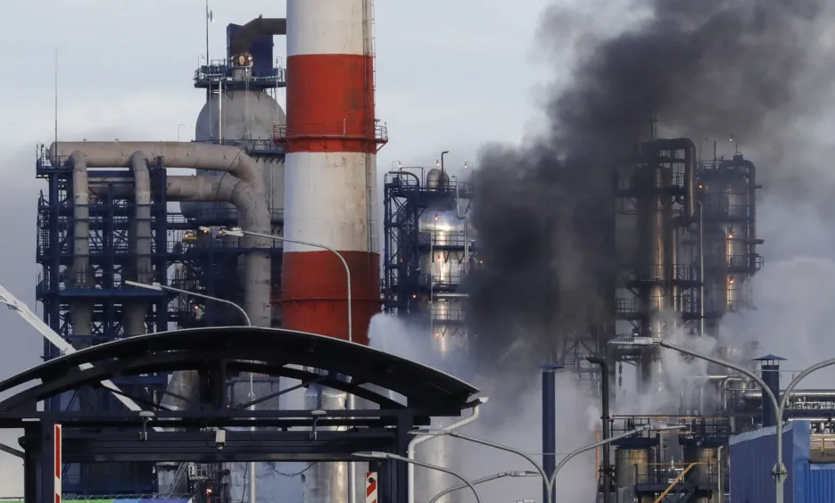 

V rafinerii v ruském Krasnodarském kraji hořelo, Bělgorodská oblast hlásí ostřelování

