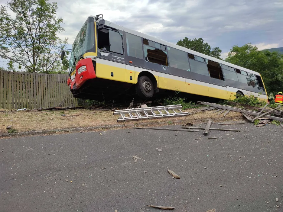 

V Litvínově havaroval autobus, zranilo se osm lidí, jeden těžce

