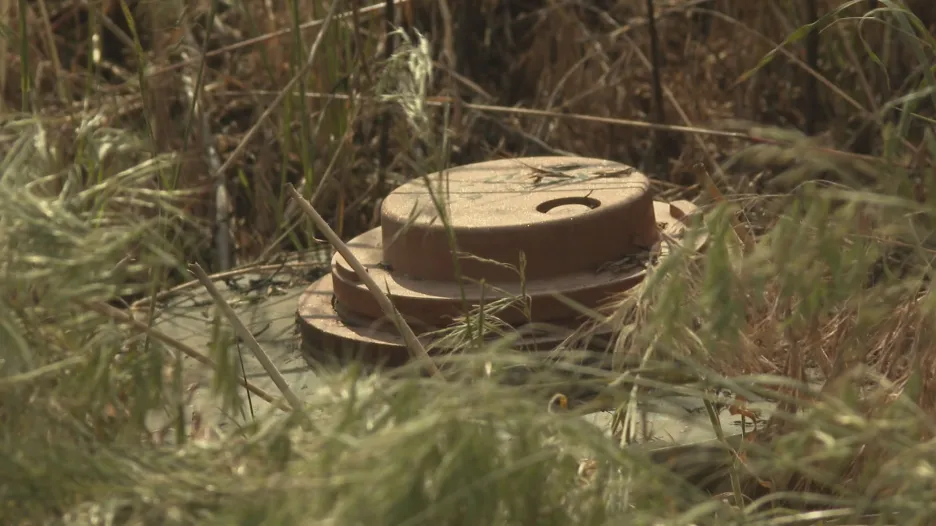 

Ukrajinští farmáři se snaží odstranit miny z polí, které nezničila povodeň

