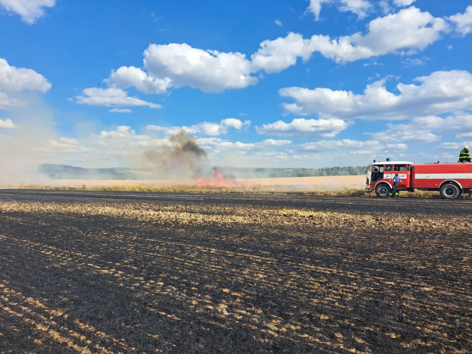 

Požár na Plzeňsku zničil celé pole, hasiči ho již lokalizovali

