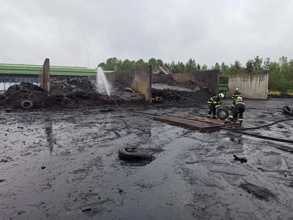 

Hasiči stále zasahují u požáru pneumatik v Borovanech. Poplach snížili na druhý stupeň

