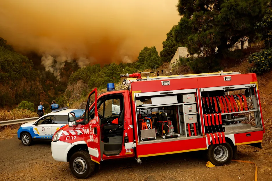 

Požár na Tenerife ohrožuje vesnice, evakuováno bylo přes 12 tisíc lidí

