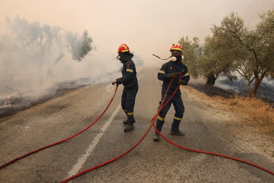 

V Řecku se dál šíří požáry, v Alexandrupoli je situace kritická. Do země míří čeští hasiči

