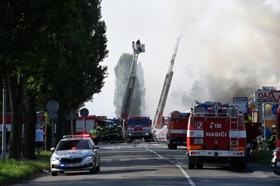 

Hasičům se podařilo lokalizovat požár v centru Otrokovic, plameny se už nešíří

