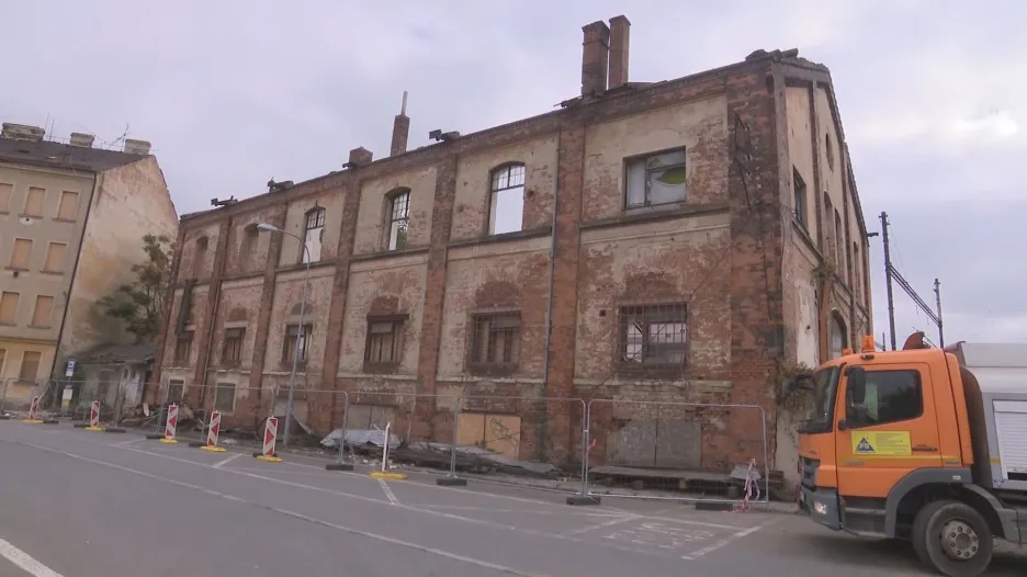 

Ruina u brněnského dolního nádraží jde k zemi. Dráhy chtějí předejít dalším tragickým požárům

