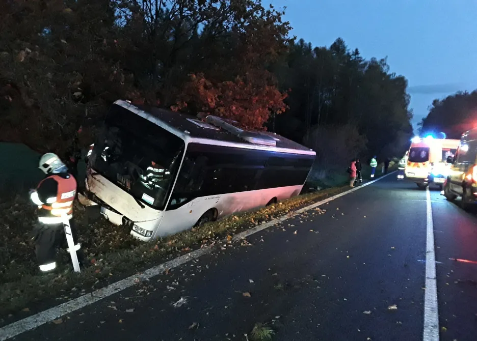 

Na Liberecku se auto srazilo s nákladním vozem a autobusem, šest lidí se zranilo

