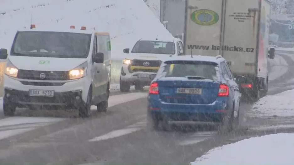 

Těžký sníh komplikuje dopravu, obce na západě Čech jsou bez elektřiny


