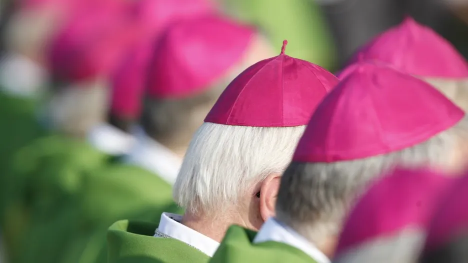Der Präsident der deutschen Bischöfe will das Zölibat beenden.  Bitten Sie Ratzinger, sich für Fehler in Missbrauchsfällen zu entschuldigen