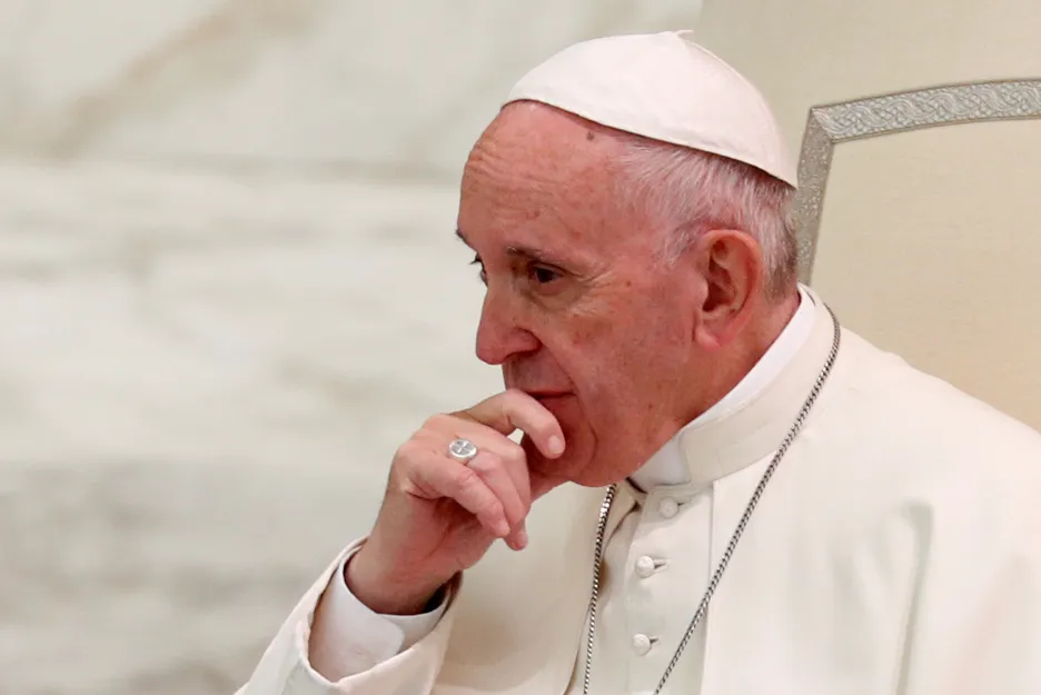 Je to jako hodit kámen a schovat ruku.“ Papež se poprvé ohradil proti  kritikům — ČT24 — Česká televize