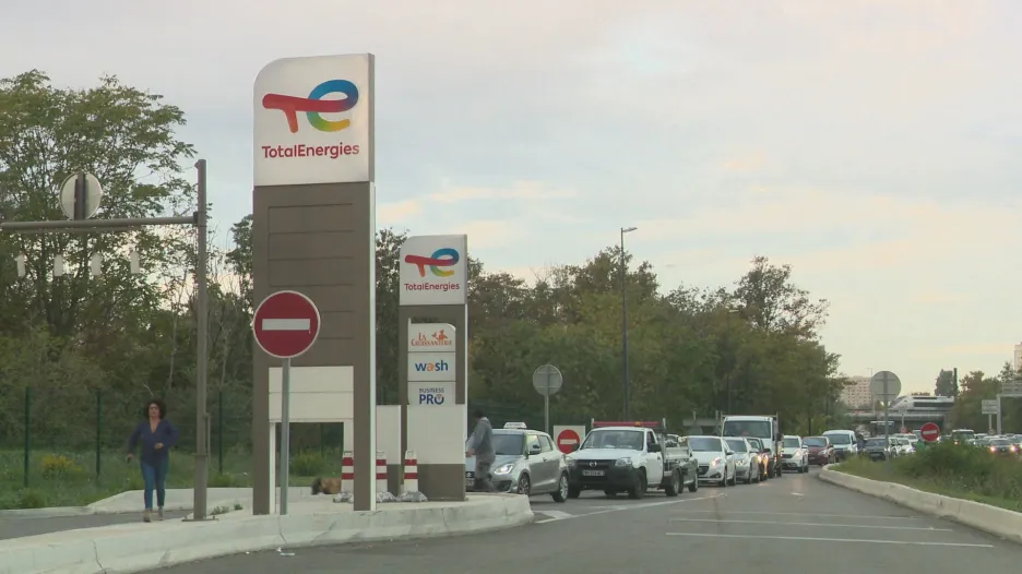La France est à court de carburant.  En raison de la grève, le gouvernement a ordonné de faire appel au personnel de la compagnie pétrolière — ČT24 — Télévision tchèque