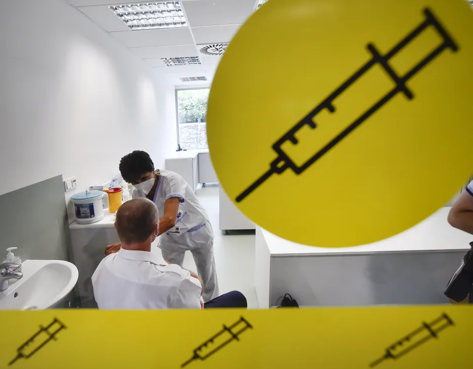 Video Znovuvybudování očkovacího centra v O2 aréně