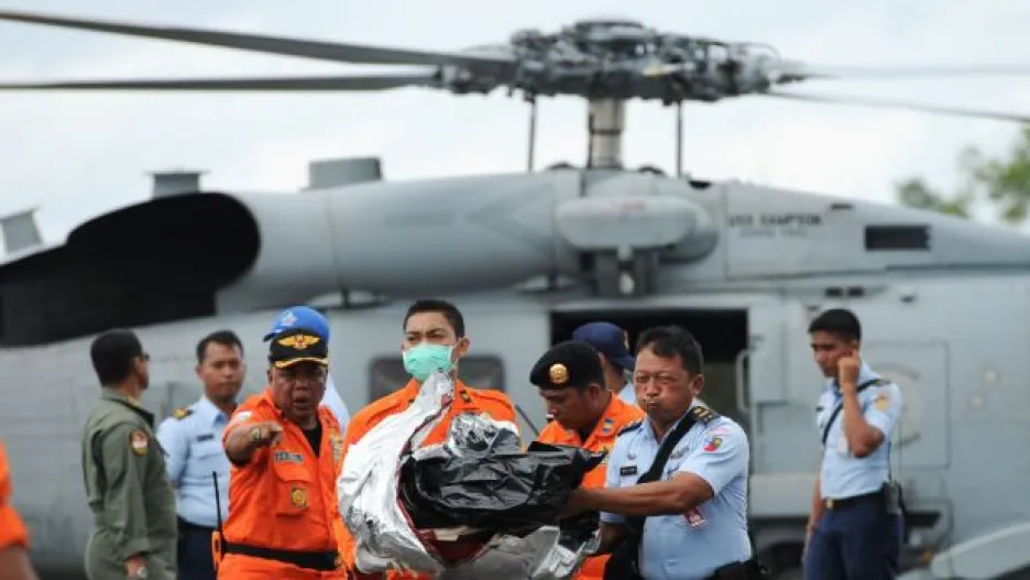 Video Pátrací týmy nalezly další oběti z indonéského airbusu