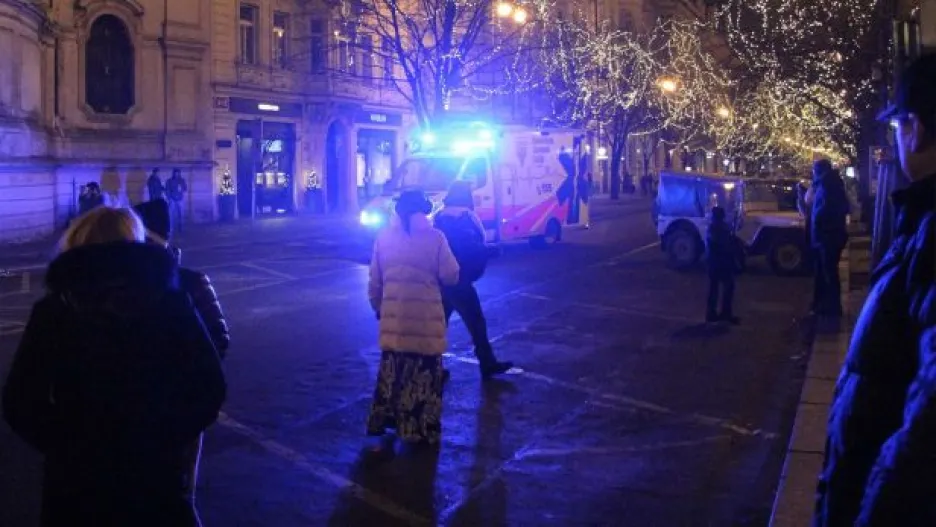 Video Záchranáři i policisté měli na Silvestra co dělat